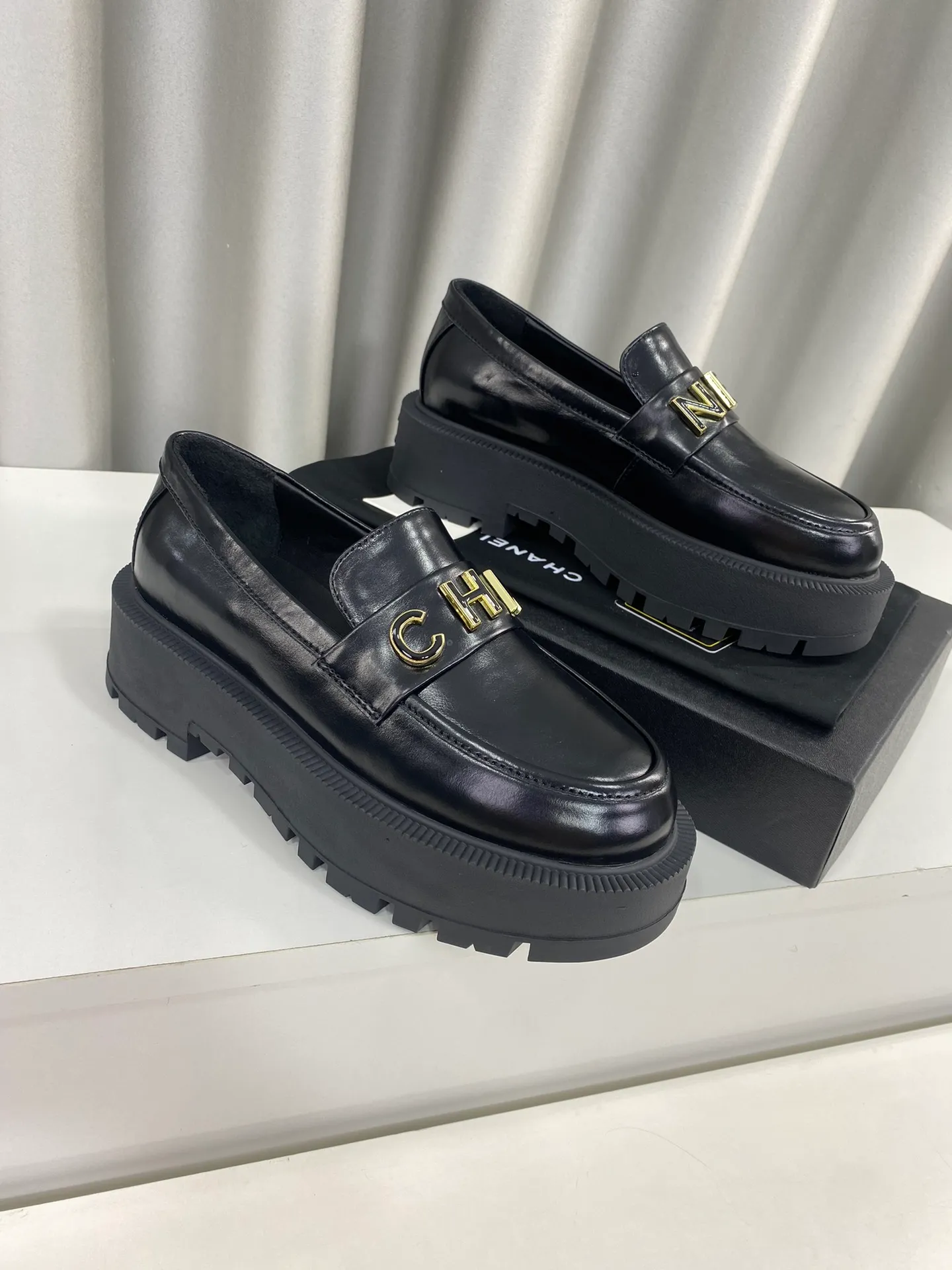 👟👟Ex-factory price 600👟👟 Women's Chanel Chanel 2024s new thick-soled loafers for autumn and winter ☑️ Goddess series, with the elegant and ladylike temperament of Chanel, super attractive, irresistible, and heart-warming. ▪ Upper: imported cowhide ▪ Lining: frosted cowhide ▪ Outsole: original TPU outsole ▪Code number: 35-39 (40 pieces are custom-made and cannot be returned or exchanged)